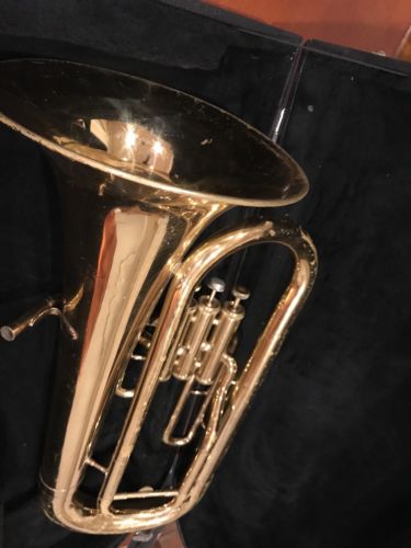 HOLTON Bb 3/4 Tuba With Case, Made By Yamaha. Includes nice Case