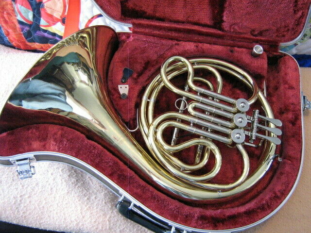 Yamaha YHR-314 Single F French Horn, Mouthpiece & Deluxe Case Plays/looks great!