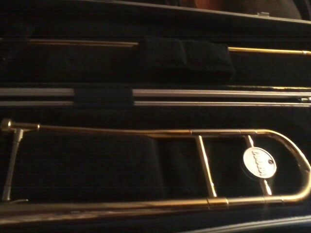 YAMAHA STUDENT TROMBONE MODEL YSL354 GOOD PLAYER & LOOKS GOOD!