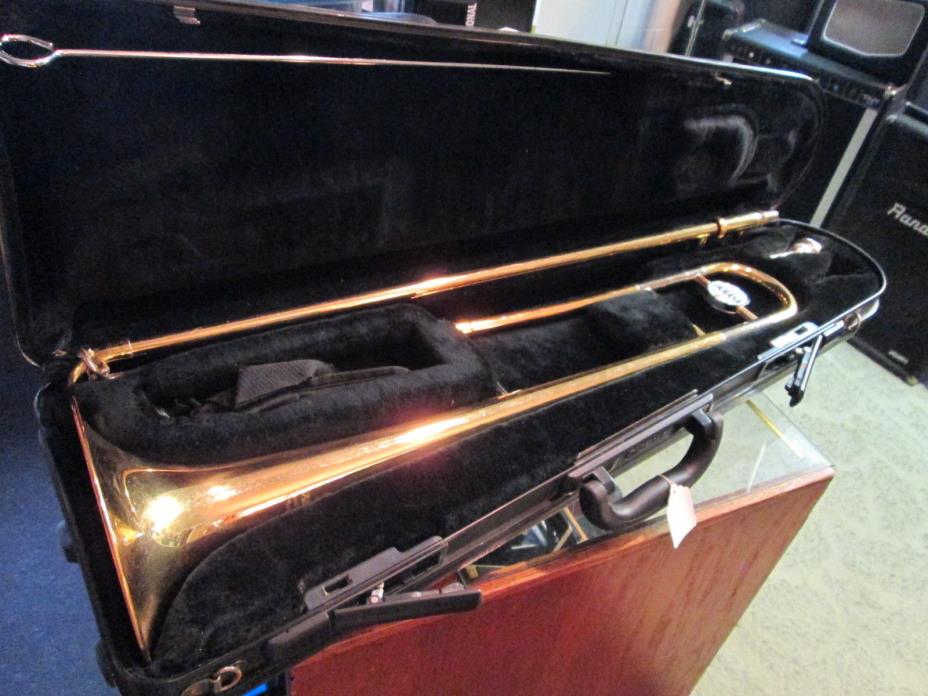 YAMAHA Trombone ysl200ad & Case. Excellent overall shape