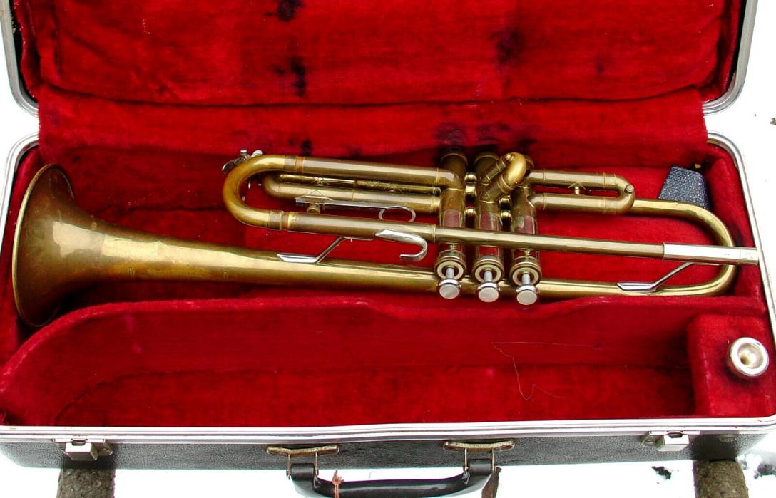 Older BUNDY trumpet w/ mouthpiece and hard shell case.