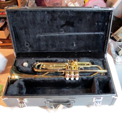 YAMAHA YTR 2335 TRUMPET WITH CASE AND 11B4 MOUTHPIECE NICE GENTLY USED