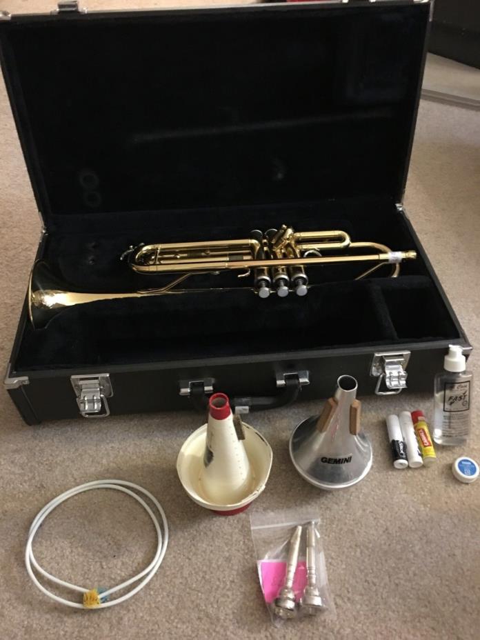 NICE Yamaha YTR-2335 Japan Trumpet w carrying case, mouthpieces, and accessories