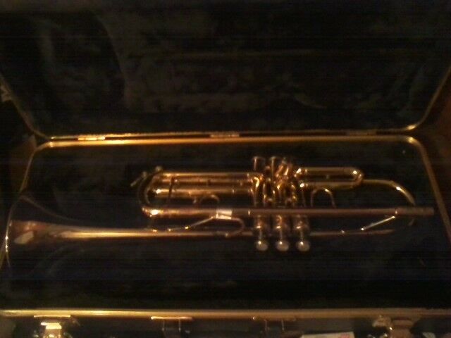 BACH TRUMPET MODEL TR300 BRASS COLOR IN GOOD CONDITION GREAT FOR A BEGINNER!