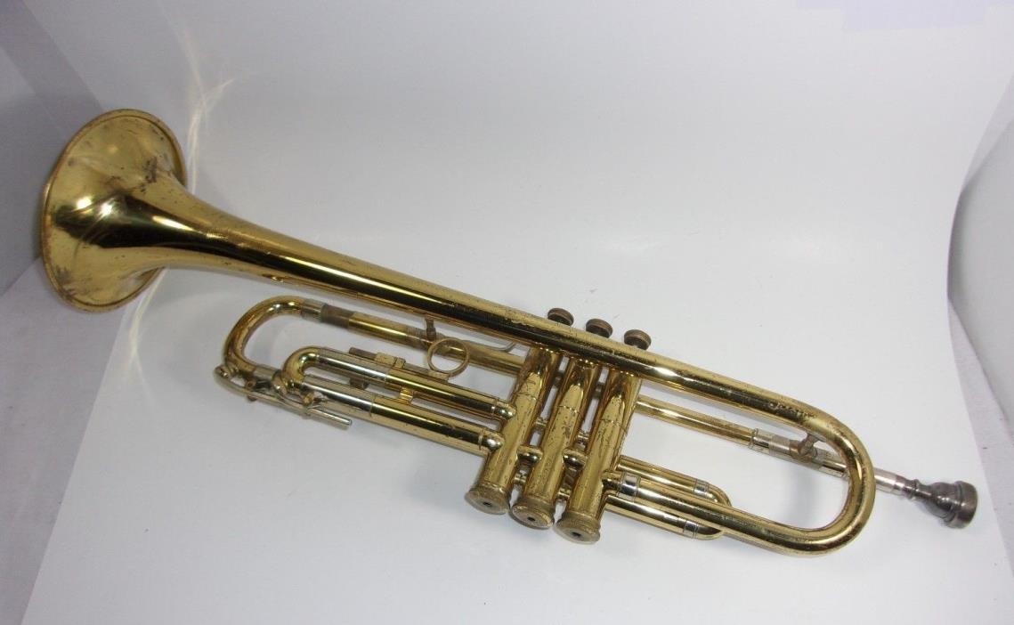 Vintage Holton Collegiate Elkhorn Wi Trumpet Serial #327137 with Case    T*