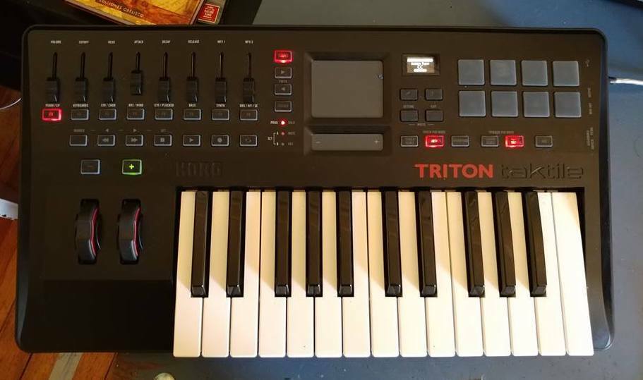 KORG TRITON TAKTILE 25 SYNTHESIZER AND CONTROLLER IN EXCELLENT CONDITION!