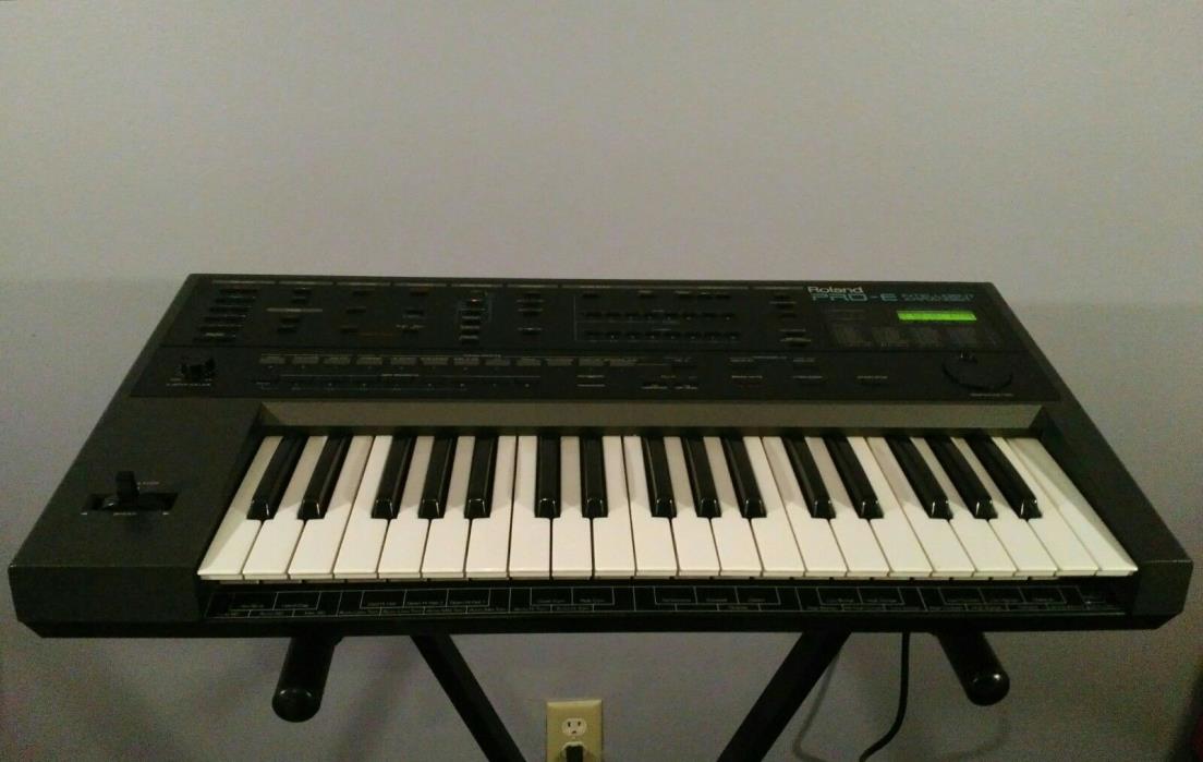 ROLAND PRO E INTELLIGENT ARRANGER Keyboard / Synthesizer