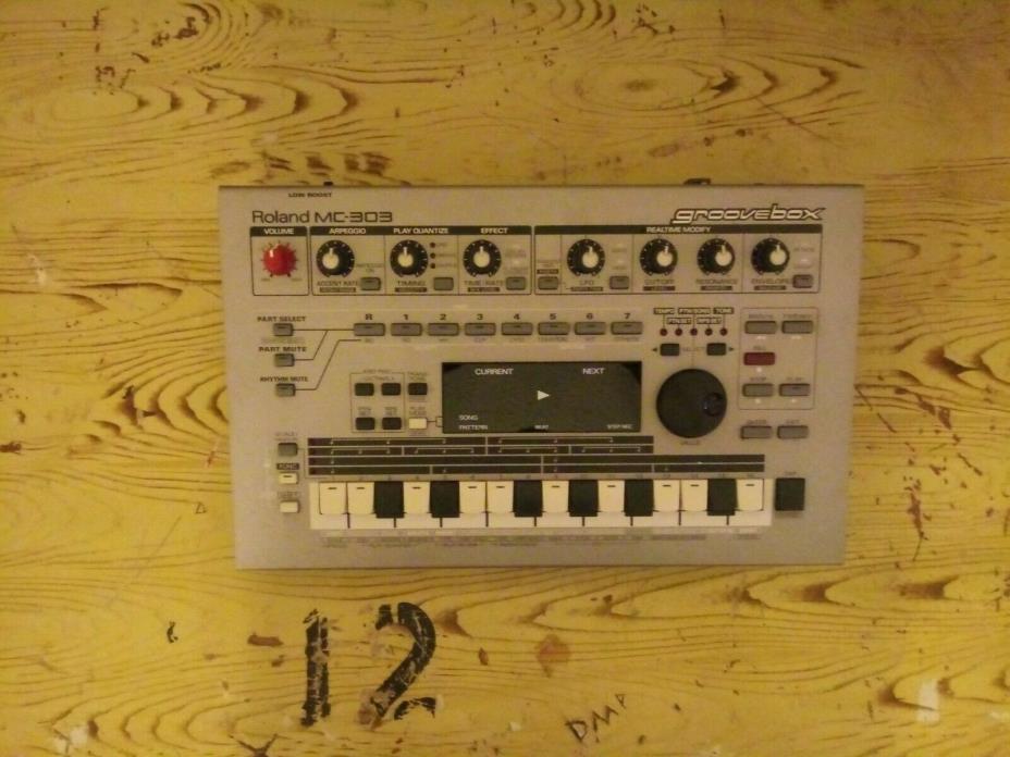 Roland MC 303 Groovebox Sampler Sequencer Synthesizer