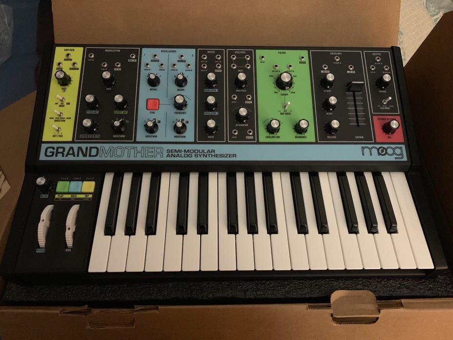 Moog Grandmother 32 keys Semi-Modular Eurorack Analog Synt New