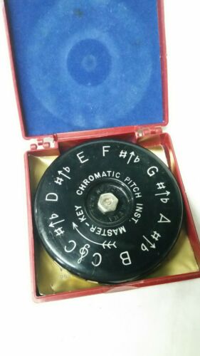 The Master Key Chromatic Pitch Pipe Instrument A440 13 Keys WM Kratt Co USA Made