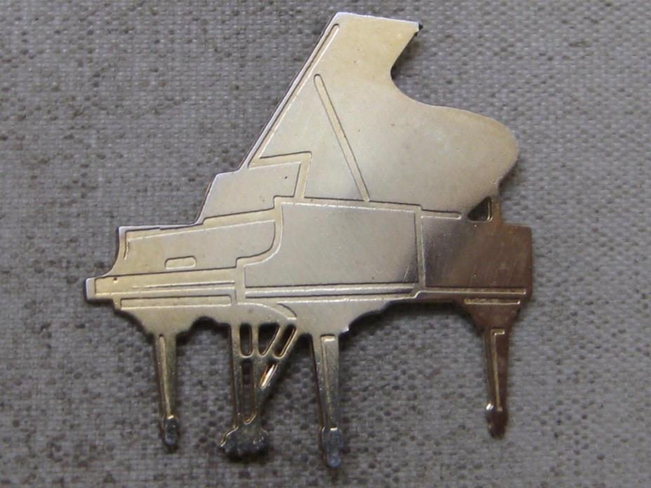 GOLD TONE GRAND PIANO LAPEL PIN