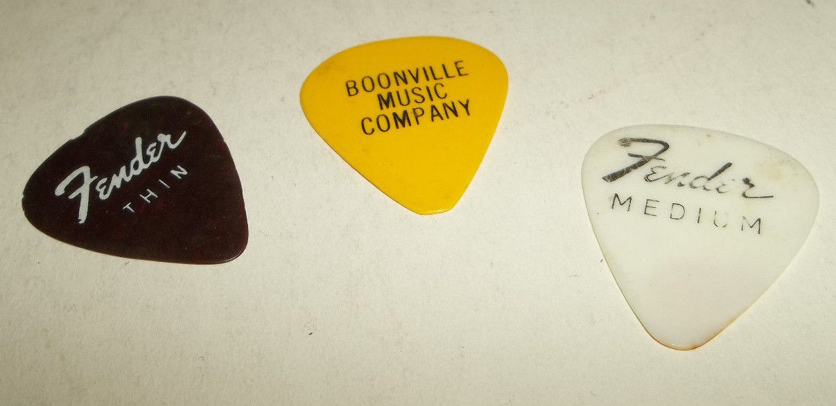 3 Vtg Advertising Guitar Picks Boonville Music Company & Fender (Thin & Medium)