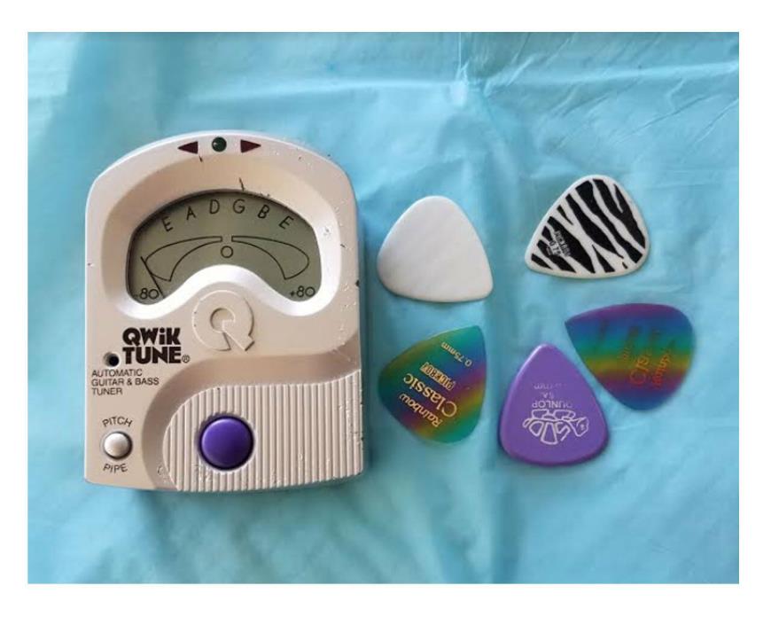 Qwik Tune QT-11 Automatic Guitar Tuner  With Batteries and 5 Guitar Picks