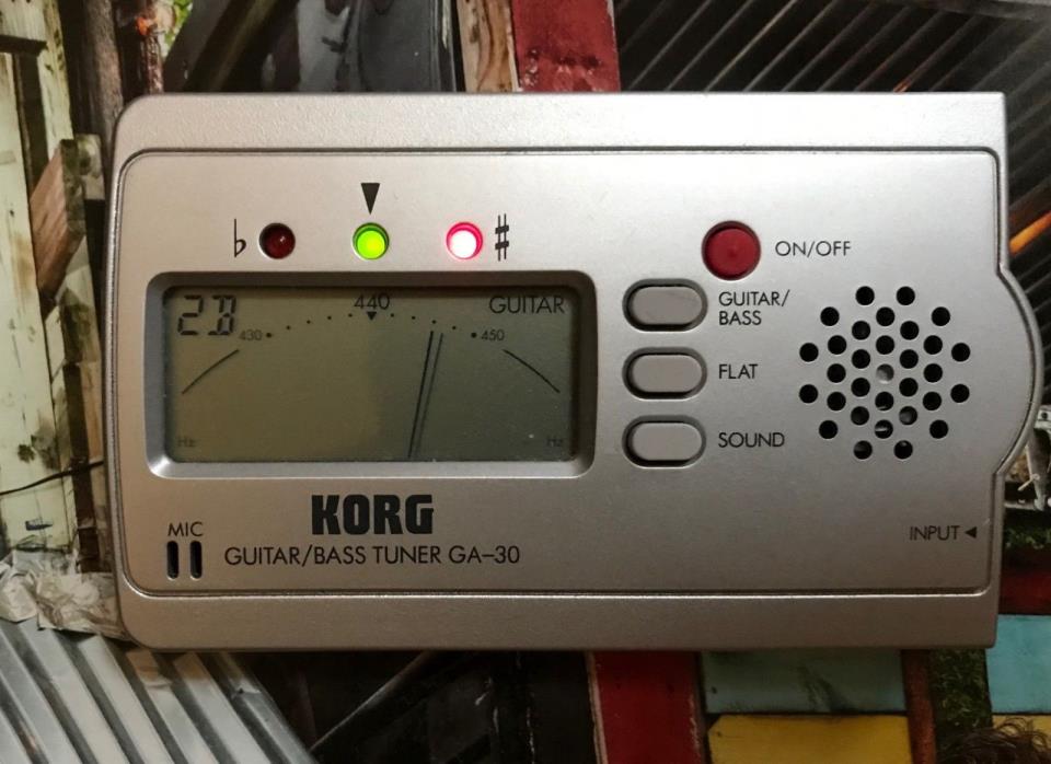 Korg Solo Tuner Compact Guitar and Bass Tuner - Tested / GA30 Batteries Included