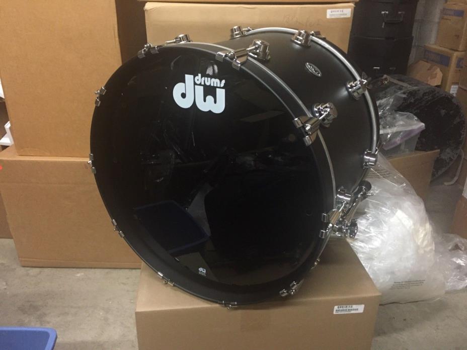 DW Collectors Series Maple 16x22 Bass Drum in Black Satin