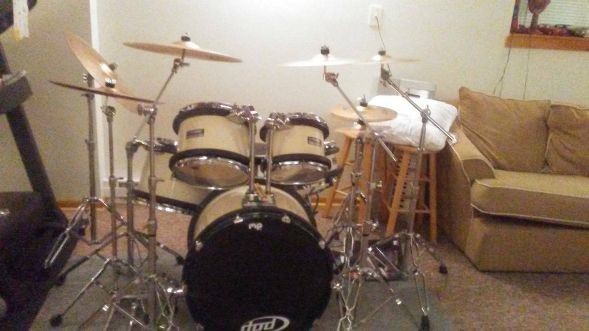 Peavey Radial Pro 501 Drum Set with Zildjian Cymbals and Pearl Hardware.