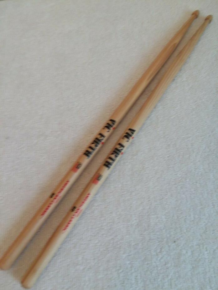 VIC FIRTH American Classic 8D Drumsticks, Wood Tip, #8D ( 1 Pair)