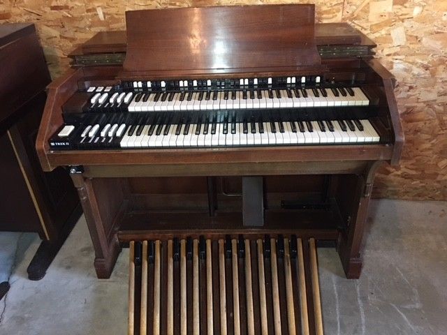 HAMMOND C2 ORGAN W/ FULL PEDALS, BENCH & TREK II TREMELO/CHORALE & REVERBERATION