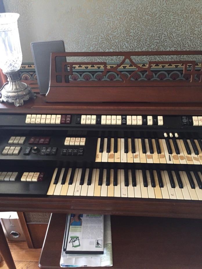 Wurlitzer Organ Model 4300 Looks Nice Needs Repairs, Includes Bench