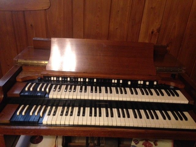 Hammond BC organ with speaker tower, bench