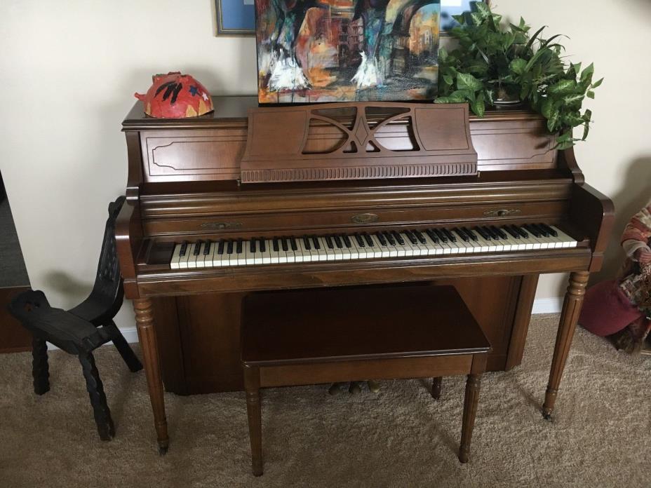 WURLITZER CONSOLE PIANO model 2725 with Bench (LOCAL PICKUP ONLY) PRICED TO SELL
