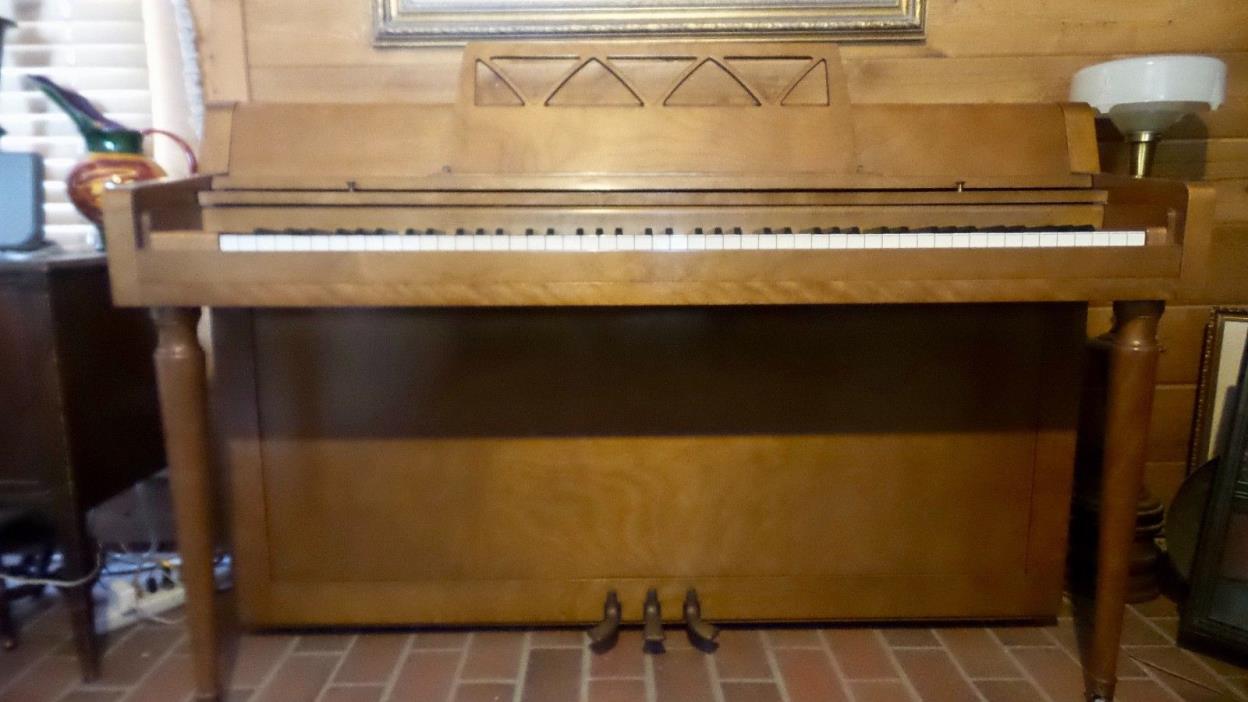 YAMAHA CONSOLE PIANO BEAUTIFUL WALNUT.    RIVERSIDE,  CA  92506