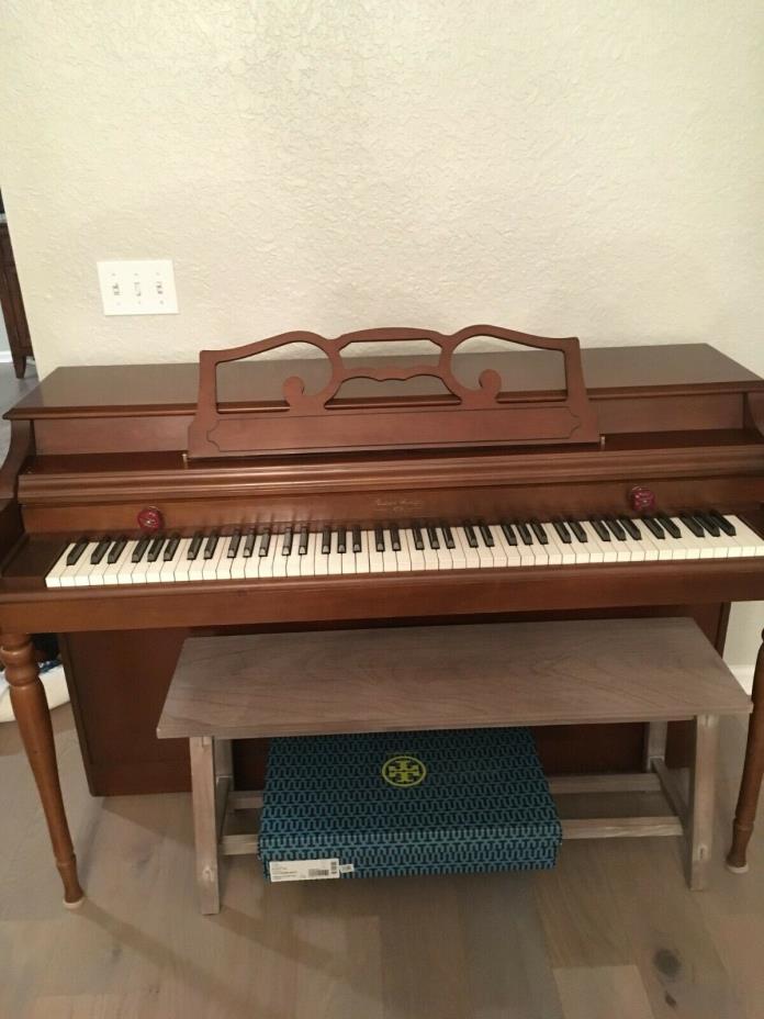 Upright piano Wurlitzer good condition local pick up only Tampa Florida