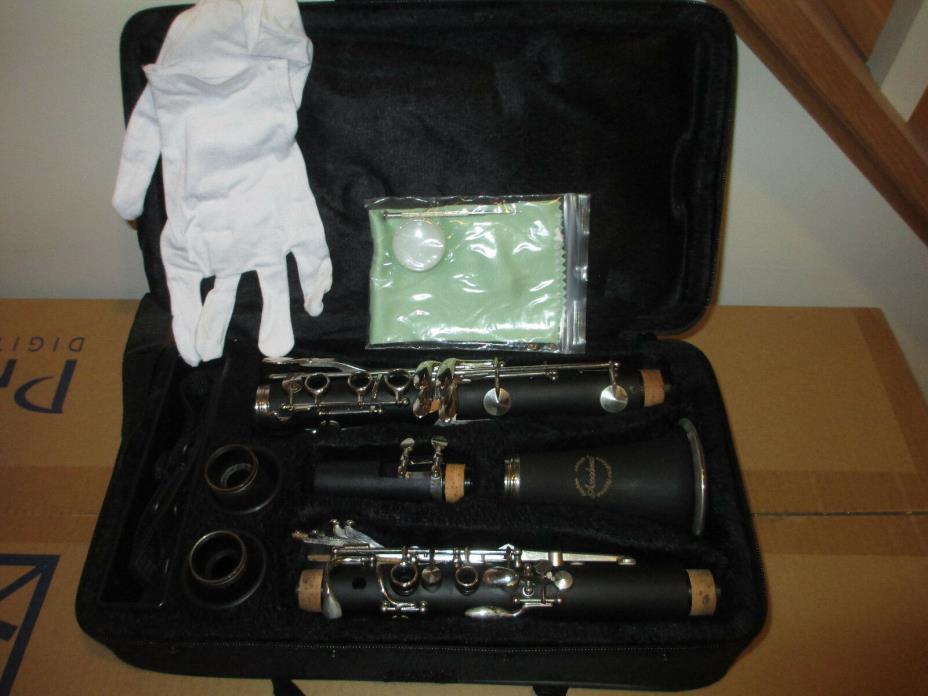 AMADEUS STUDENT CLARINET WITH CARRYING CASE