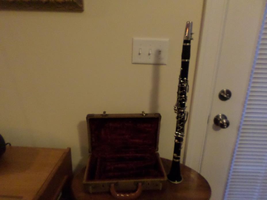 ANTIQUE /VINTAGE JEAN BAPTISTE MADE IN FRANCE CLARINET WITH PERIOD CASE