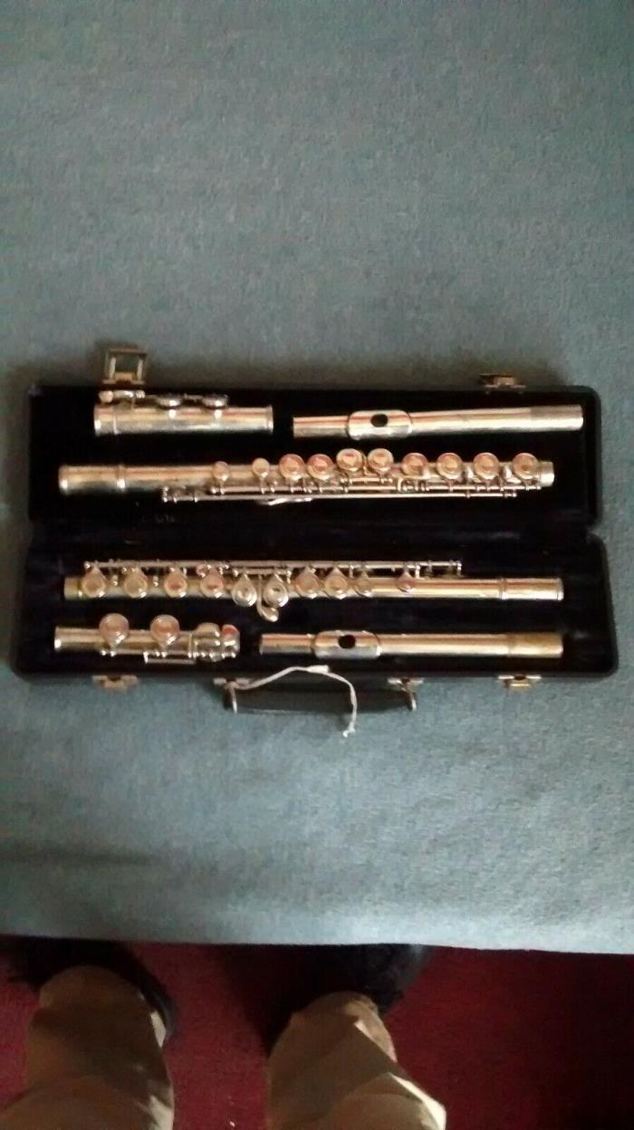Used Armstrong Flute Model 104 Flute with Hard Black Case Student / Intermediate