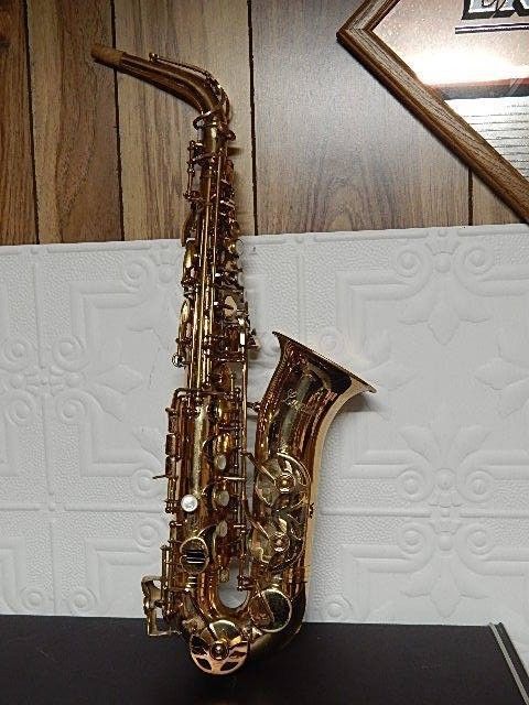 VINTAGE ALTO SAXOPHONE SERIAL # 523xx WITH YAMAHA CASE LUNDIE