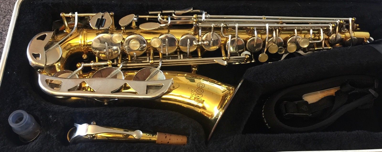 Conn 20M Alto Saxophone w/MP & Reed Ligature, Case, Neck Strap 2 New Reeds