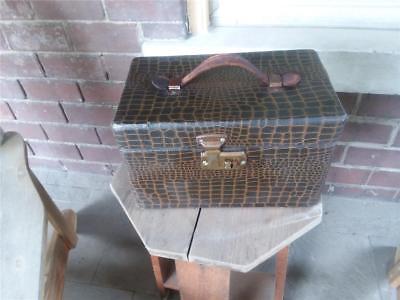 1950s SELMER AMP STYLE GATOR CARRY CASE..LEATHER HANDLE ..perfect for cords,pics