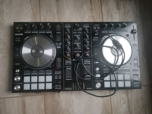 Pioneer DDJ-SR Digital DJ Controller with the power USB cord.