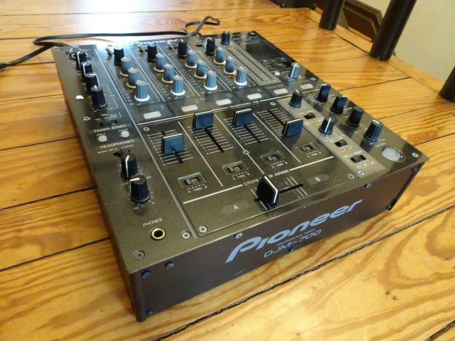WORKS GREAT- Pioneer DJM-700-K 4 Channel Pro DJ Mixer (Black) w effects- SMOOTH