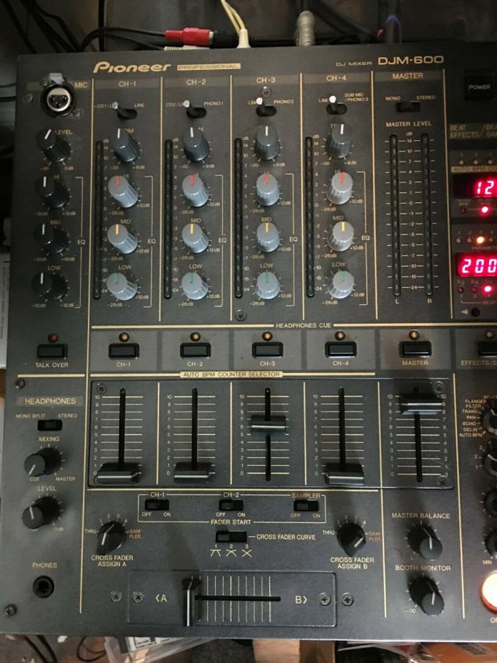 Pioneer DJM-600 professional DJ Mixer Good condition with extra cross fader