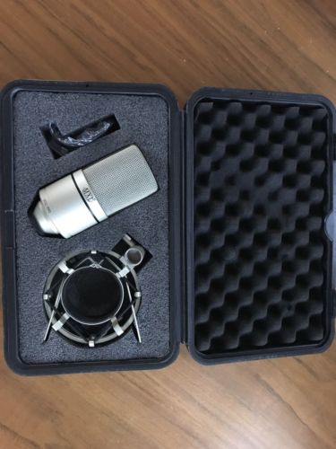 MXL 990 Condenser Microphone With Shockmount in Case