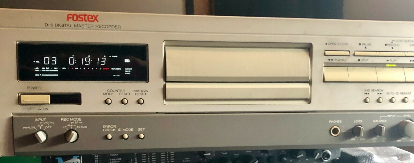 FOSTEX  D-5 Digital Master Recorder DAT D5