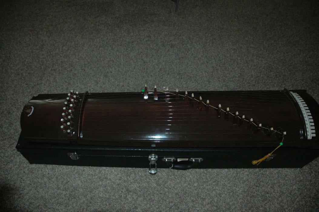 16 string Guzheng- steel strings  in hardshell case- excellent condition