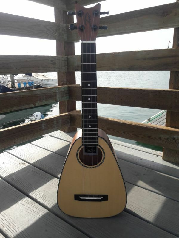 Romero Creations Tiny Tenor Spruce / Mahogany with New Romero Case