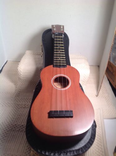 Vintage Aloha Royal 4 String Ukulele And Hard Case Great Excellent Condition