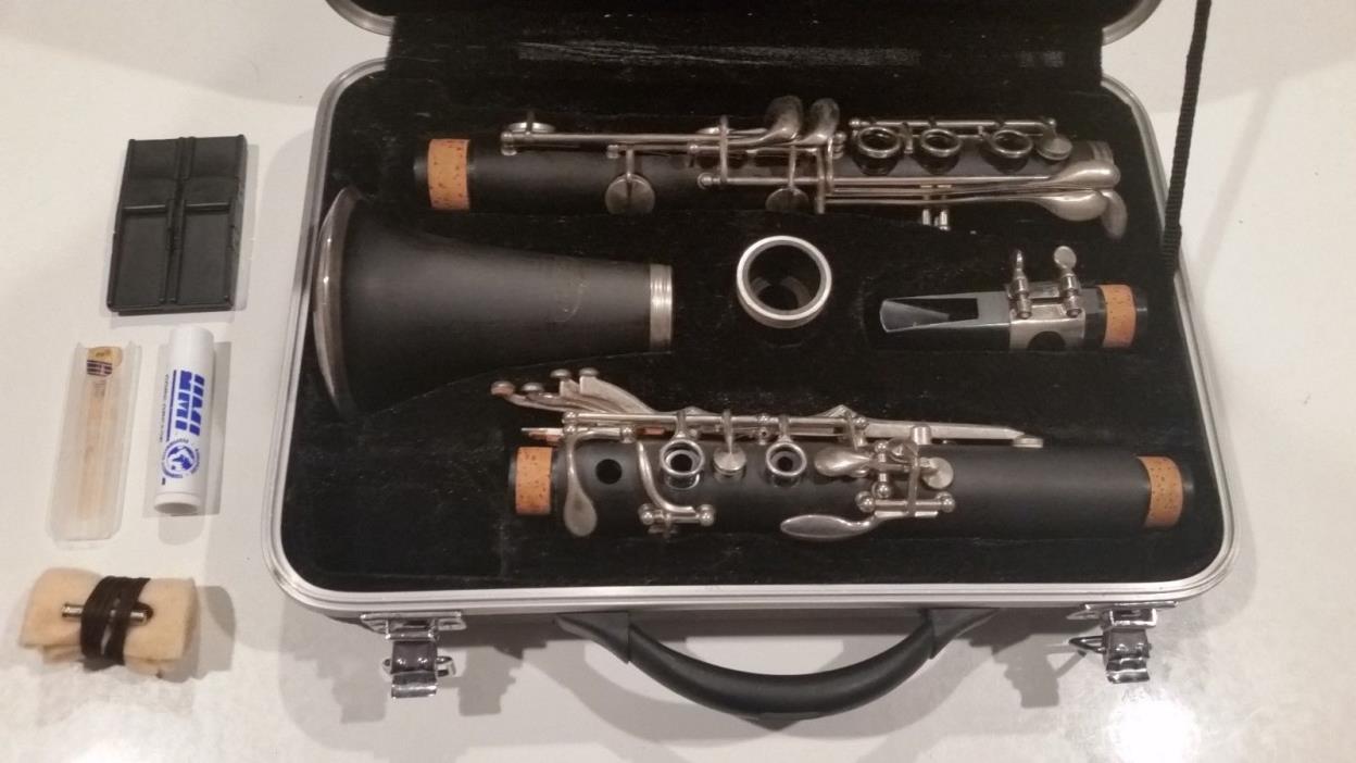 Student Bb Clarinet w/ Beginner's Package /Lightly used and Pro Serviced!