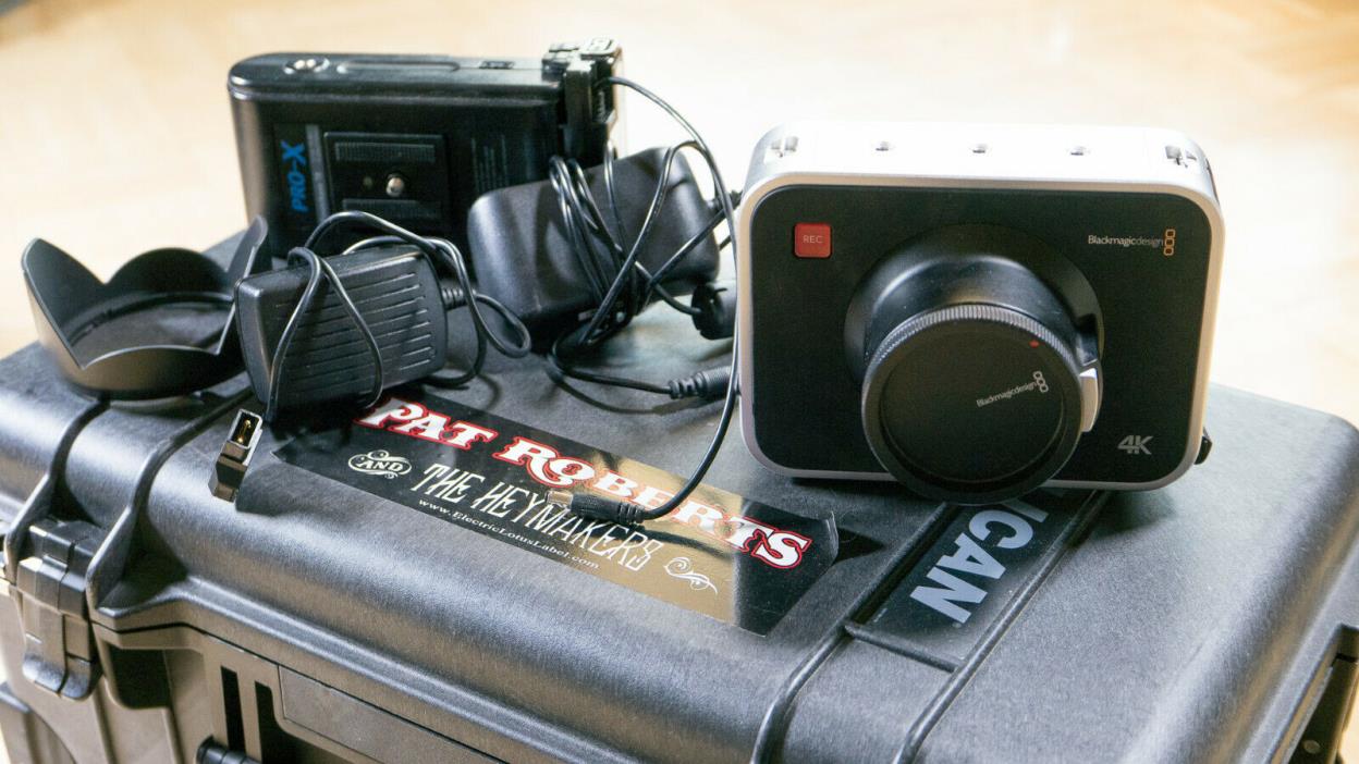 Blackmagic Production Camera 4K (EF Mount) - 5 DS cine lens Rokinon +Extras