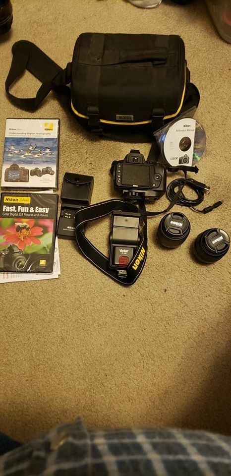 Nikon D3000 DSLR digital camera body 2 lenses manual charger cds  and book
