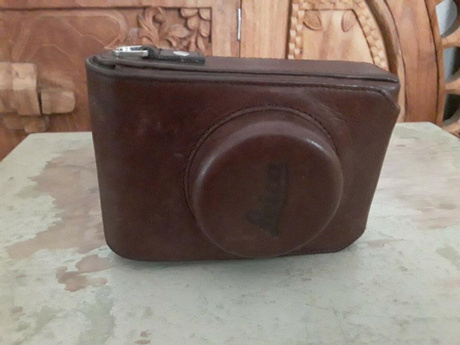 Used Leica brown leather case. It looks and smells like brand new. No strap.