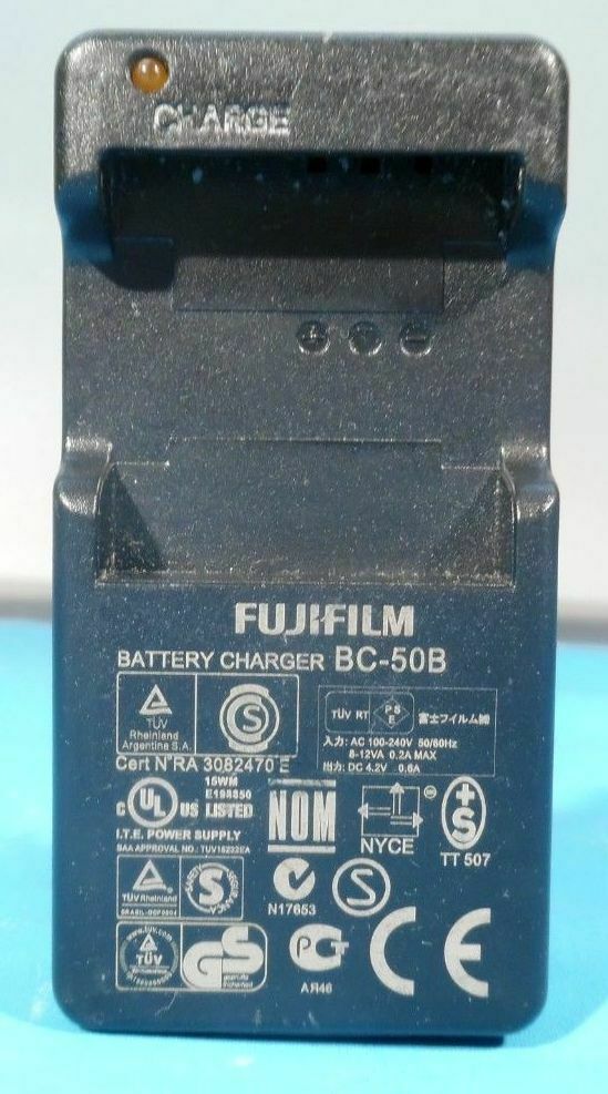100 - 240VAC Genuine Fujifilm Battery Charger BC50B for NP50A NP50 Battery incl.