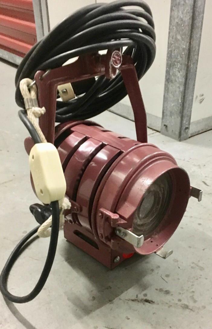 Mole Richardson 600 watt fresnel w/ bulb and doors