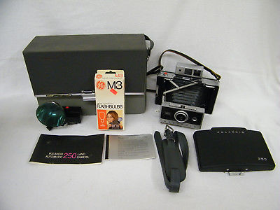 Vintage Poloroid Automatic 250 Land Camera w/Zeiss Lens, Flash & Bulbs & Case