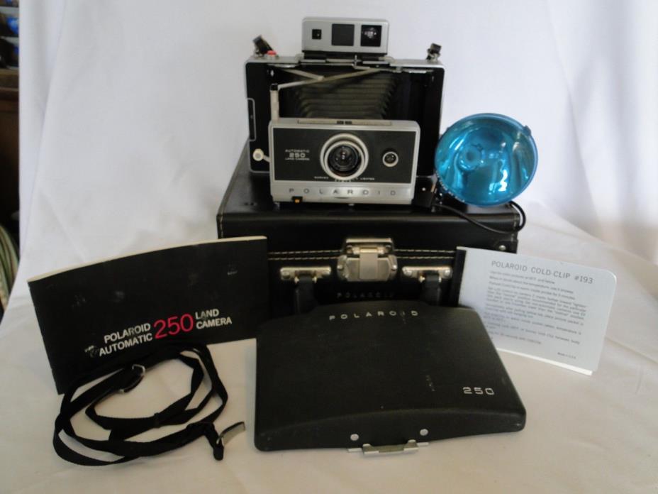 Vtg Polaroid Automatic 250 Land Camera, With Case and Accessories