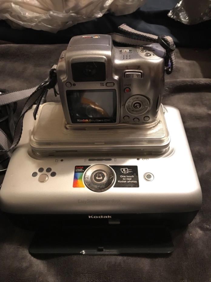 Kodak EasyShare Z740 5.0MP Digital Camera - Silver and printer dock